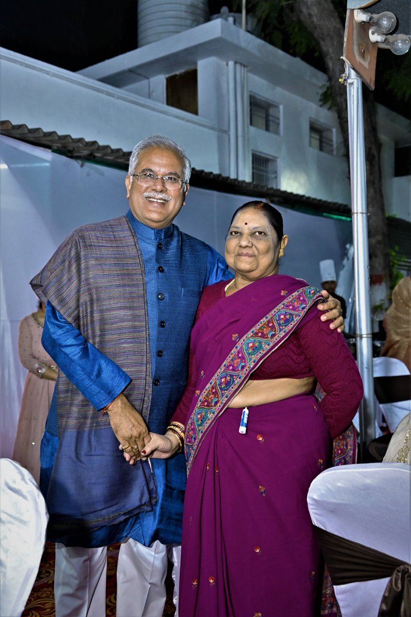धड़कने लगे दिल के तारों की दुनिया…जो तुम मुस्कुरा दो
संवर जाये हम बेकरारों की दुनिया…जो तुम मुस्कुरा दो 

शादी की सालगिरह मुबारक हो मुक्तेश्वरी🌸