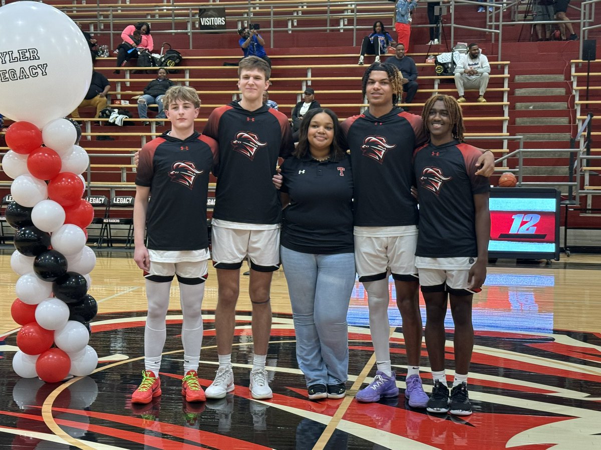 BrandonOSports's tweet photo. Tyler Legacy basketball seniors: Kaden Lee, Luke Anderson, Kaelyn Flowers, Jadin Hambrick, Christian Lemons. @TylerLegacyBB @etxkaden https://t.co/GMOQ698hVD