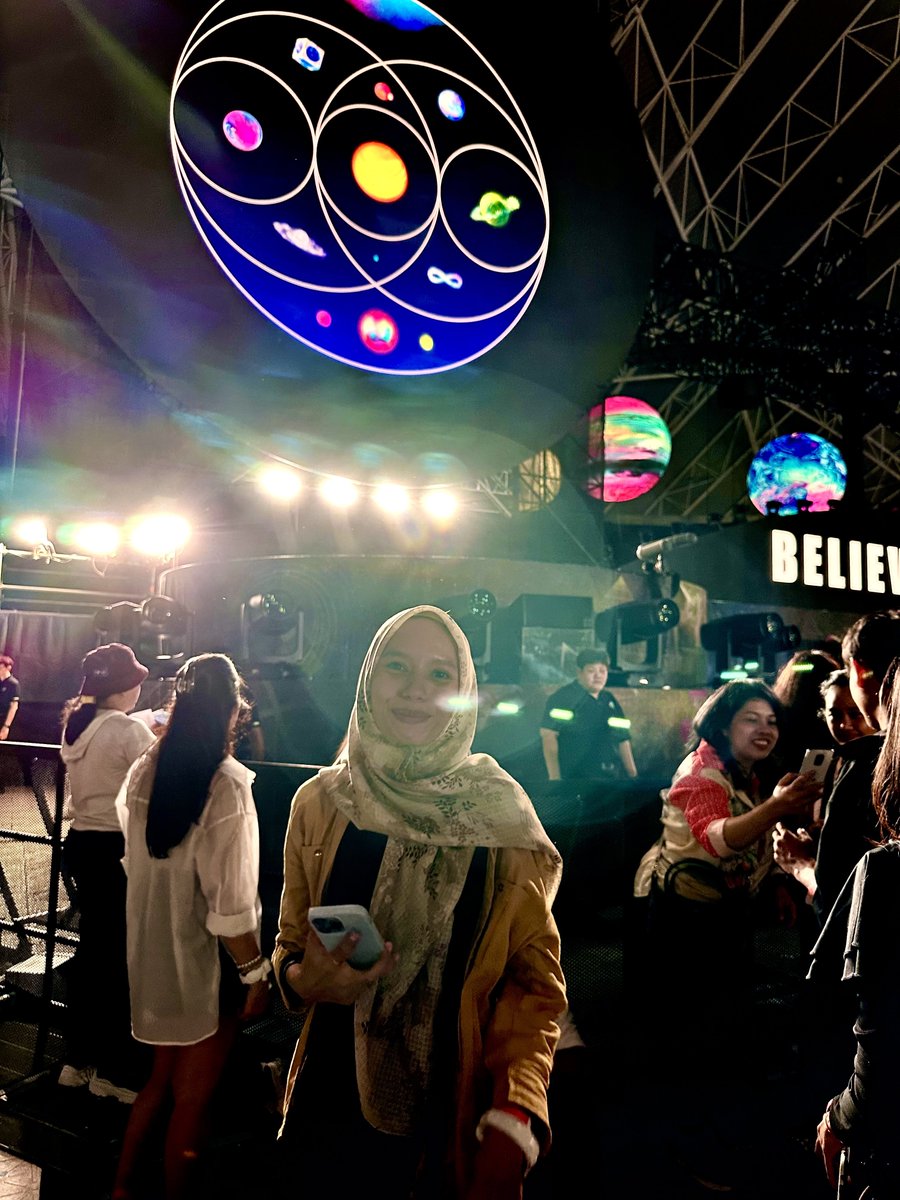 ririjuntak's tweet photo. sampe juga akhirnya walaupun foto yg kedua agak maksa ditengah kerumunan orang keluar Stadium 😅
#ColdplaySingapore #coldplaySG #coldplay https://t.co/Ib1ISm9uOl