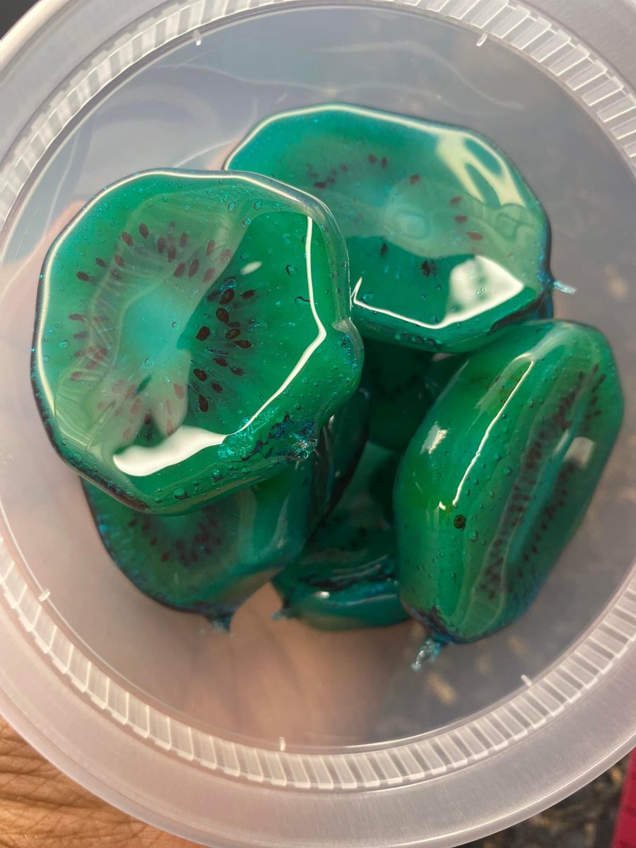 Akayla_2x's tweet photo. Blueberry flavored candied 🥝’s . https://t.co/yk6RUZLSEI