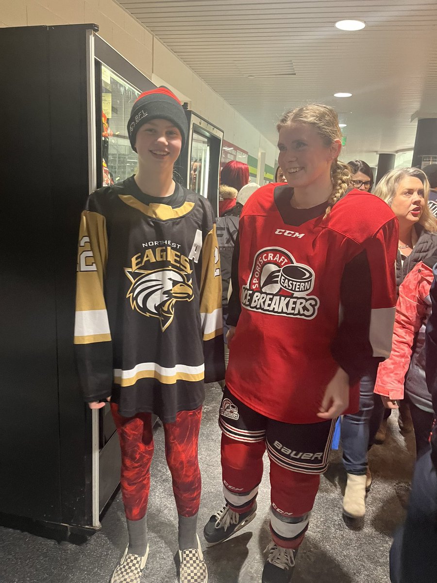 richardsonma3's tweet photo. Great hockey to watch! @AAAU18EIB awesome game and night overall! Lots of young girls inspired tonight! https://t.co/qIaklrsZHi