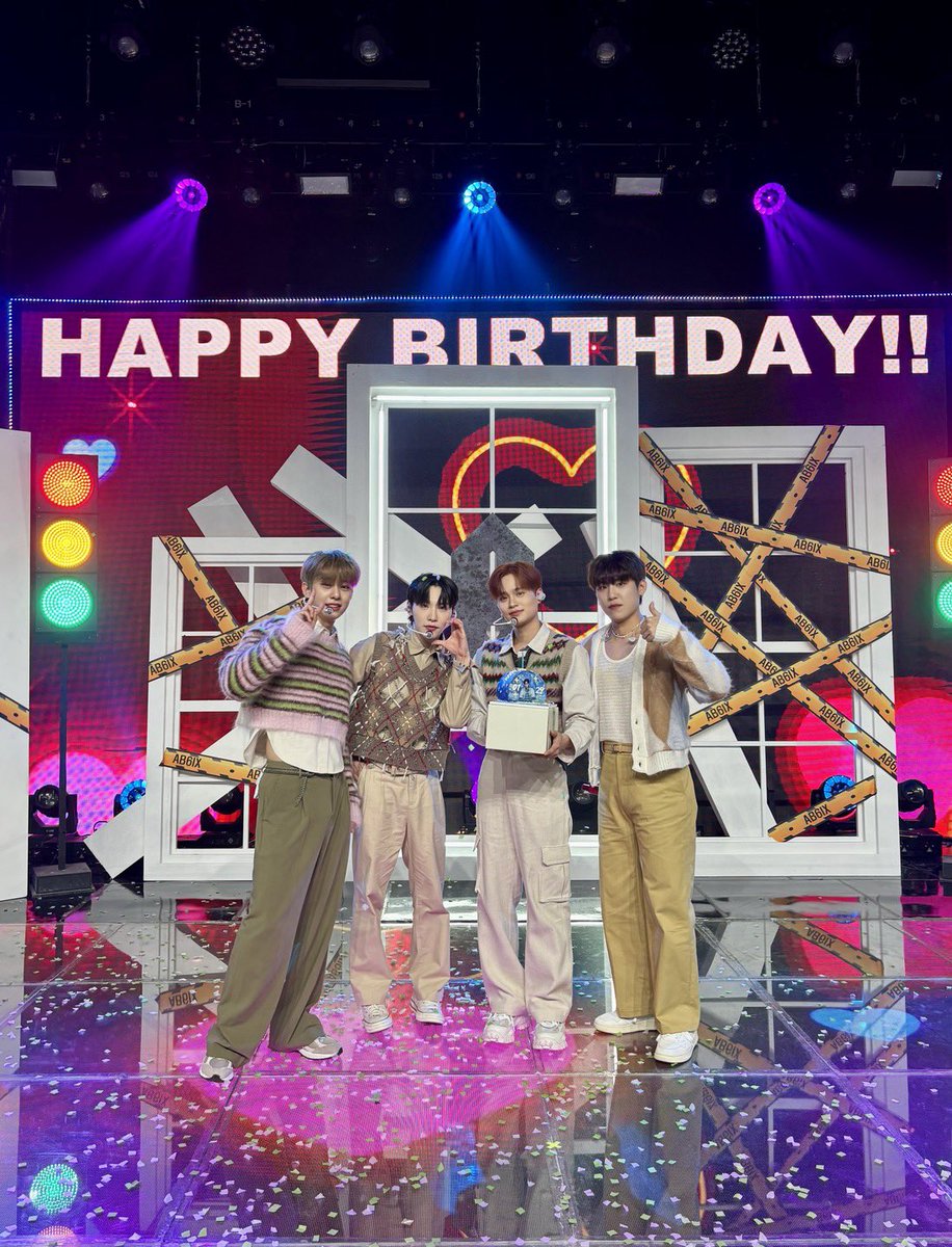 [📷] Simply K-Pop CON-TOUR 대휘의 생일을 ABNEW와 함께 보낼 수 있어서 더욱더 특별했던 시간 🎂✨ 앞으로도 예삐들의 기쁜 날을 쭉 함께해요 🤝 #AB6IX #에이비식스 #THE_FUTURE_IS_OURS #FOUND #GRAB_ME