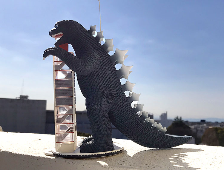 東宝マニアックス・シリーズの新製品、ゴジラタワーが届きました。 タワーもベースもソフビであることの素晴らしさ、体表モールドの美しさ、さすがのエクスプラス・クオリティですね。 #エクスプラス #ゴジラ #ゴジラ対ガイガン