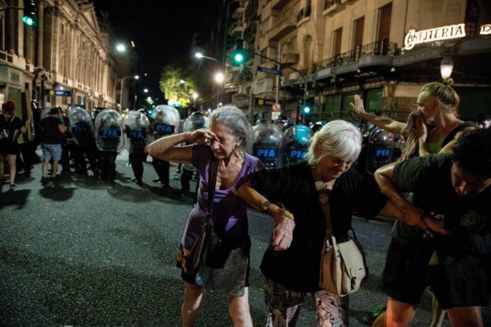 Los abuelos de hoy, son los jóvenes que vivieron en dictadura.
Ellos no tienen miedo, son un ejemplo.
#TRAIDORES_A_LA_PATRIA