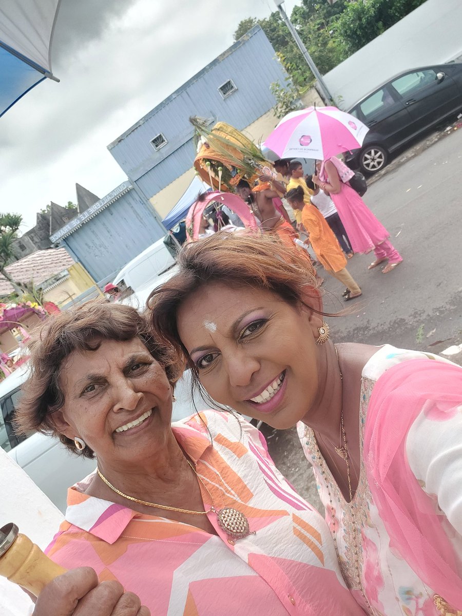 Lynda_Savaranin's tweet photo. Taï Poussam cavadee 2024 #SaintAndré Béatrix #SAVARANIN et #LyndaSAVARANIN #Mère et #fille un plaisir #partagé en ce jour de #cavadee https://t.co/ZRi5ZApaA4