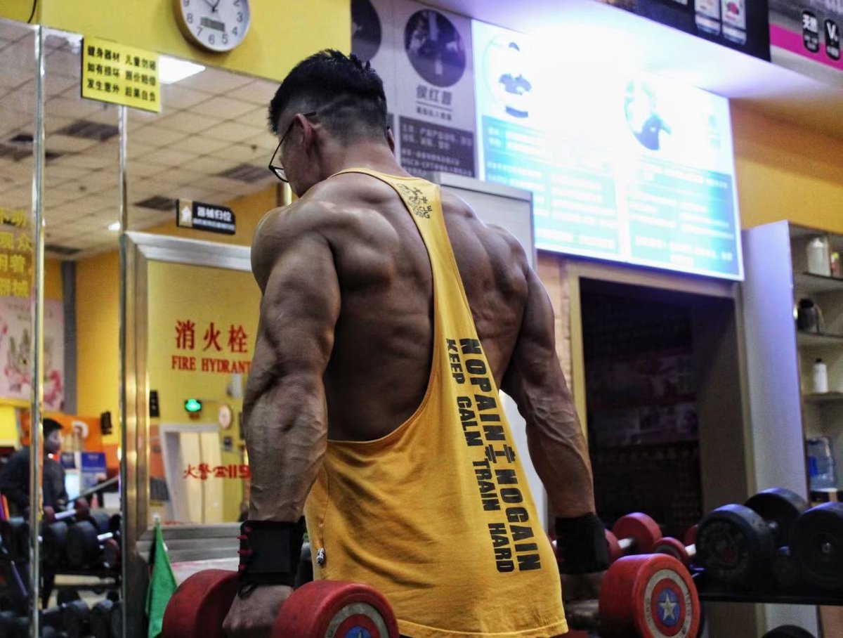 有个男生走过来说你练的背都突出来了。