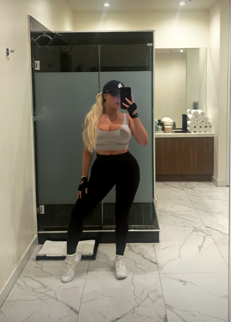adriennexox's tweet photo. It's Friday cum and get sum!

#kayleygunner #gunners #fitness https://t.co/6DQXuZHMjj