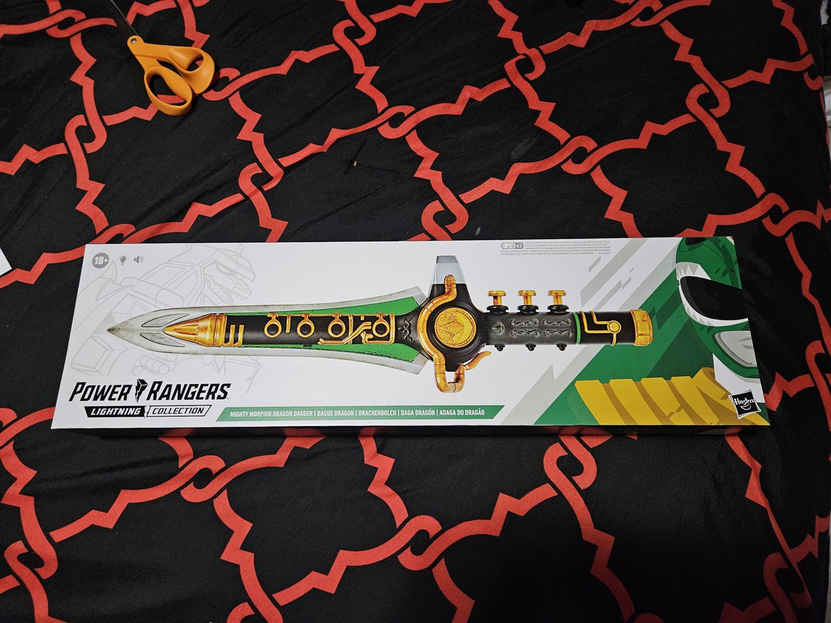 RedRangerChris's tweet image. Forgot I had the #LightningCollection Dragon Dagger pre-ordered until it shipped out suprisingly. The fact that you can play it like an instrument is so freaking cool! Took me a while to get the Dragonzord tune down. I love this dagger!
#PowerRangers