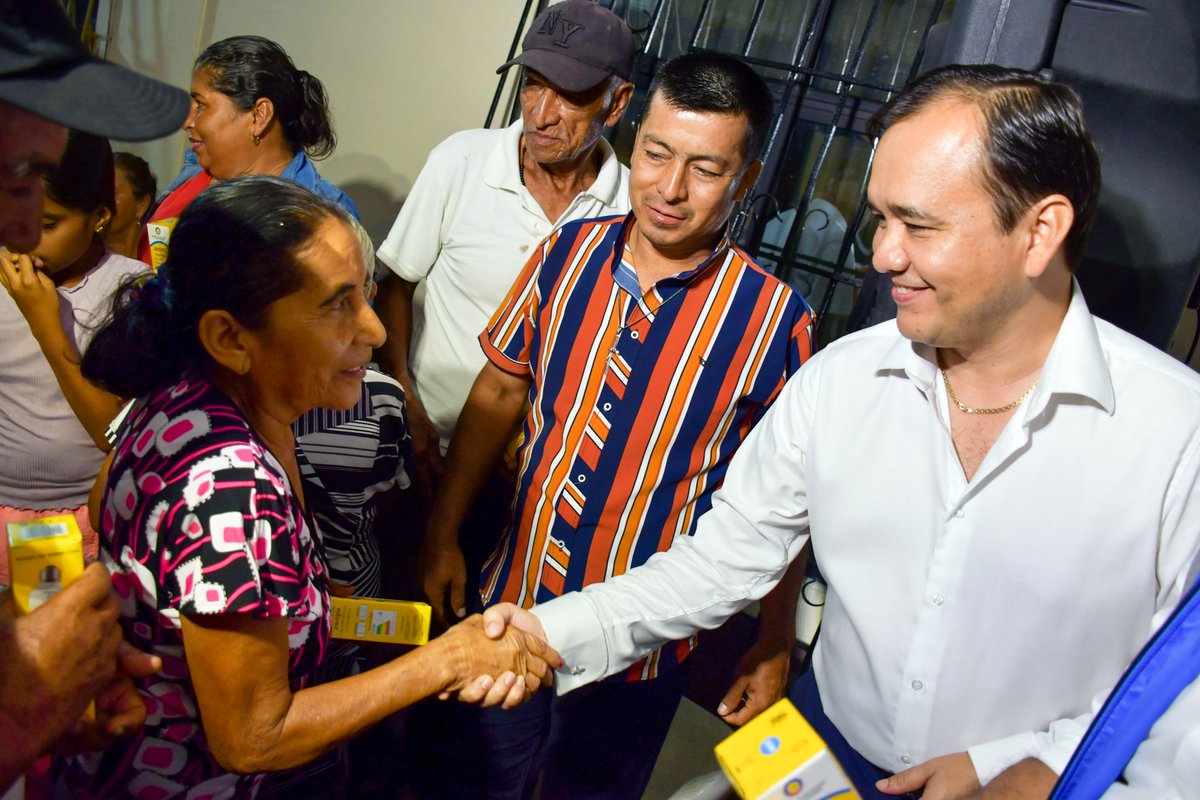 GoberElOro's tweet photo. Con una inversión de USD 381.500, hemos completado la instalación de más de 13 kilómetros de moderna iluminación LED en #Arenillas.

El Gdor. @jimmyblacio_ec, junto a Rolando Castillo, administrador de @CNEL_EP #ElOro, realizaron la entrega de esta nueva red de alumbrado público. https://t.co/pFUF0zWYoN