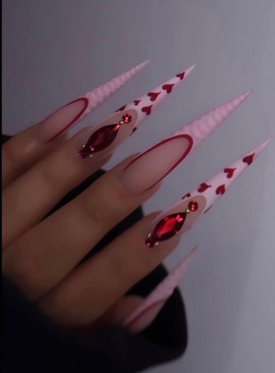 DressedByDrii's tweet photo. Valentine’s Day nail thread ❤️❤️❤️ https://t.co/GDAVaBqmid