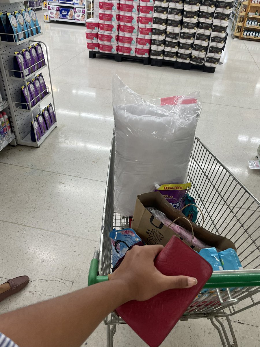 karolvanessap's tweet photo. Compras que no pensé hacer a mis 21 años. https://t.co/Cj0nvH0Uh1