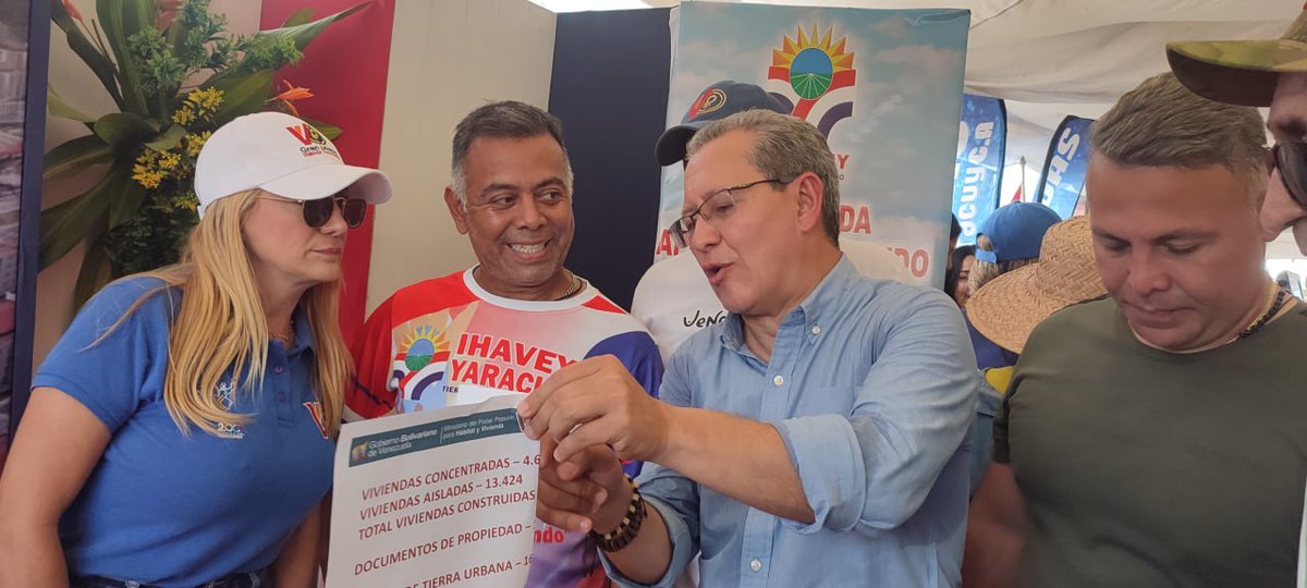 #Enterate 🚨
#25AñosJuntoAlPueblo desde Urb. Ciudadela Hugo Chávez, Mcpio #SanFelipeMeGusta, se presentó el Histórico de Avances y Logros de la Revolución, ratificando el compromiso del Gobierno Bolivariano con el Pueblo. Junto a <a href="/JLEONYARA/">JULIO LEÓN</a> &amp; <a href="/roggerdaza/">Rogger Daza</a> 

<a href="/NicolasMaduro/">Nicolás Maduro</a>