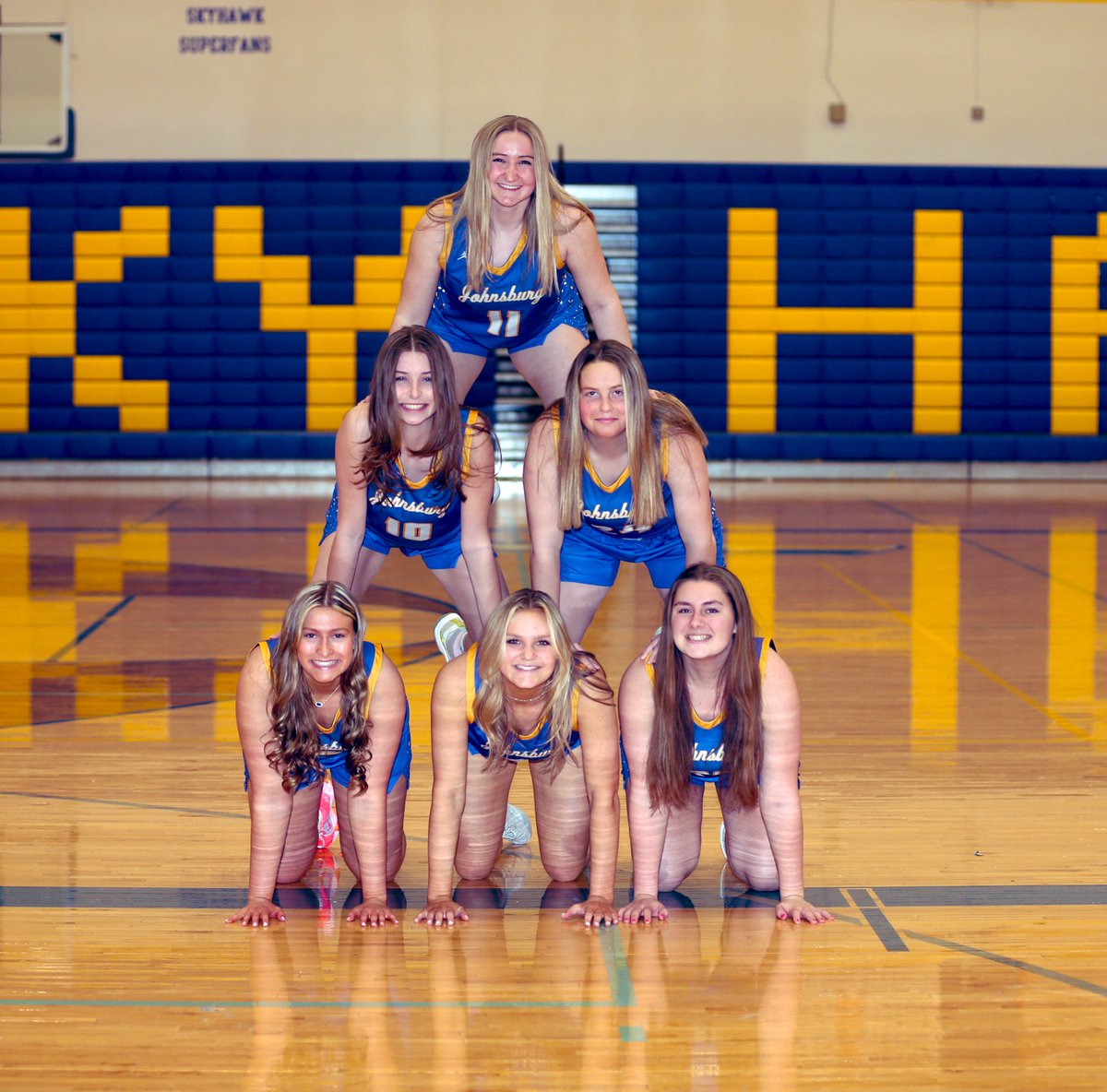 JimToomey17's tweet photo. Only thing better than their picture skills is their singing.What a national anthem.I've had @sophieperson20 @wynneoeffling34 @KiaraWelch8 @KayleeFouke @LFoszcz @MackenzieMcQui3 for a combined 10 math courses! Including all of them this year.Way to battle. You'll be missed at jhs https://t.co/oQlUXOjpso