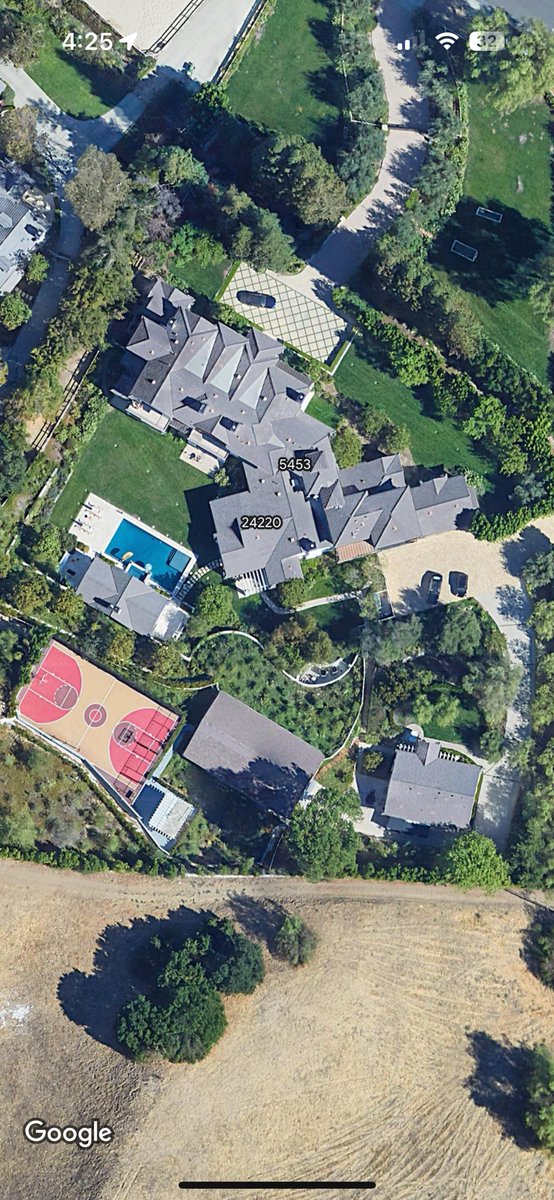 corneliabees's tweet photo. new level of “what i’m doing at 3am” achieved: satellite google mapping homes of the absurdly wealthy in calabasas to guess which belong to kardashians. insane tho right!!! https://t.co/aUYuoRQEfA