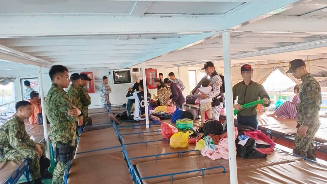 LOOK | 11 would-be victims of human trafficking rescued in #TawiTawi #ICYMI

Read ➡️ m.facebook.com/story.php?stor…
📝📸 <a href="/NFWM_Speaks/">Naval Forces Western Mindanao</a> 

#ProtectingtheSeasSecuringOurFuture 
#ModernandMultiCapablePHNavy 
#AFPyoucanTRUST