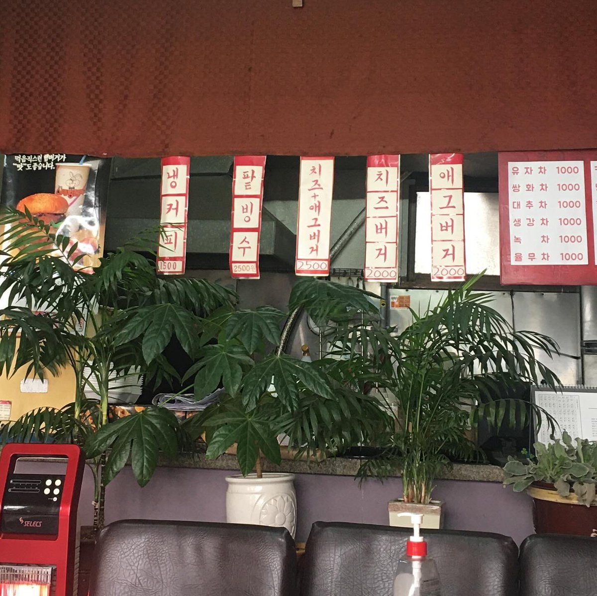 serodozer's tweet photo. 아니 아니 진짜로 여기 2500 원인데 왜이렇게 맛있지…
방금 버거 두개 처먹고 나옴..
떵개가되 https://t.co/iGkvgHBkJ2