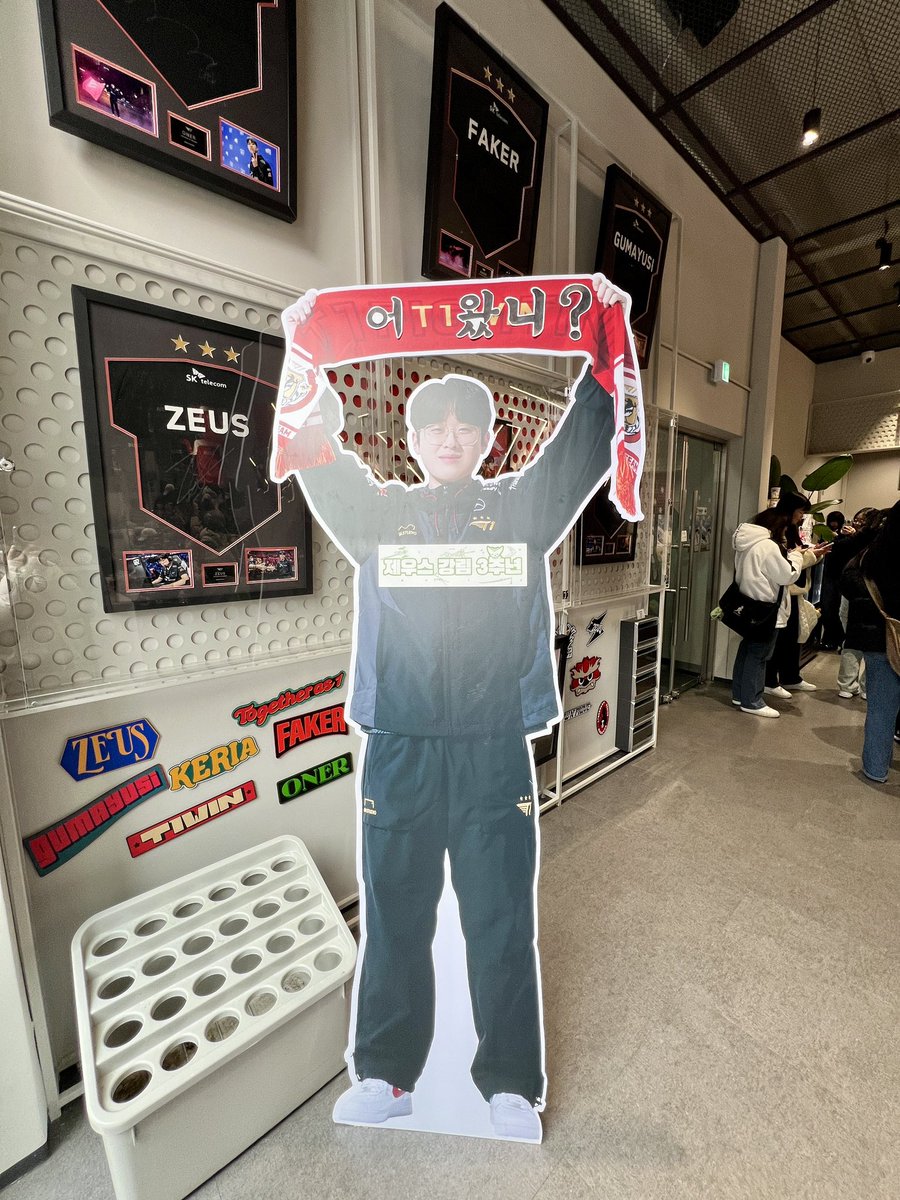 susuuuut1's tweet photo. 번호표 시스템 너무 좋아요👍 덕분에 하염없이 기다리지도 않고 즐겁게 다녀왔습니다🥰 특전도 짱짱하고 카페에 있는 내내 행복해지는 마법이~~!! 예쁜 카페 준비 해주셔서 감사합니다! 우제생축🎉
#Parallel_universe
#Dear_ZEUS_From_WOOJE
#우스야_3주년_축하해_형이야
#스무살_우제야_아자아자 https://t.co/KlCMGDUFVJ
