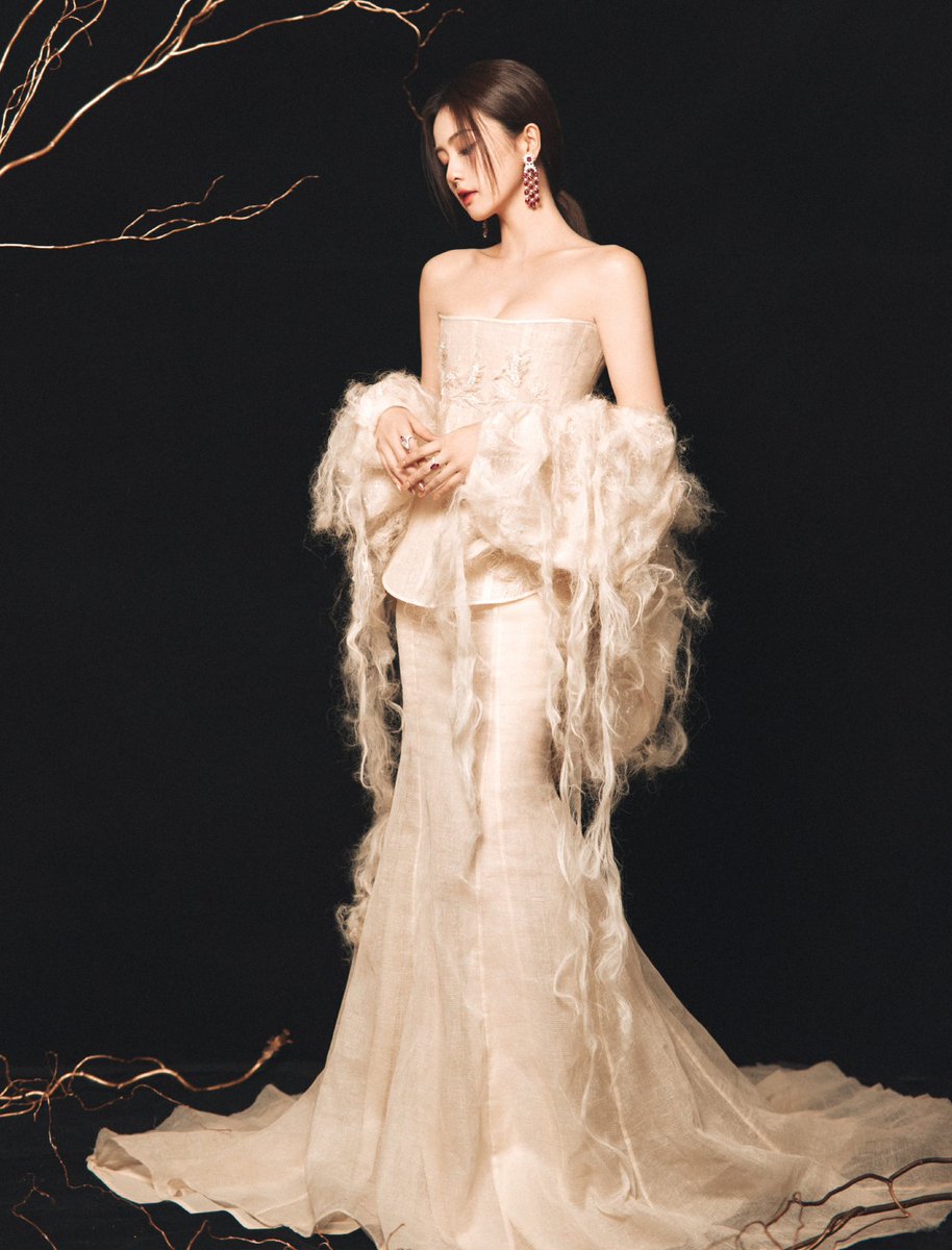 afterrnoont's tweet photo. #BaiLu for 2024 China Internet Audiovisual Annual Gala! 🤎

The outfit and make up is so pretty! 🥯 https://t.co/NdCBWpnAnH