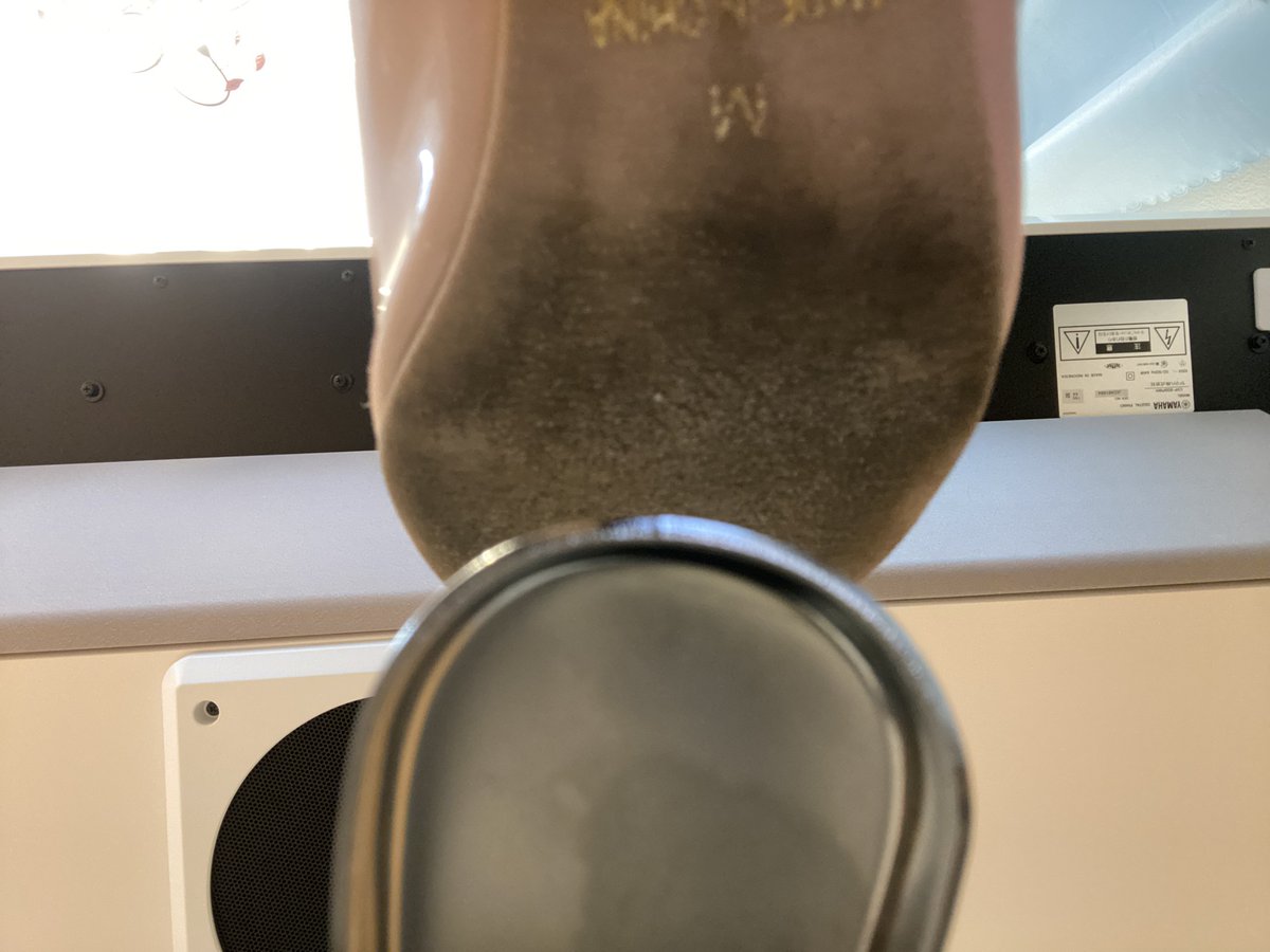 Za5mF's tweet photo. 作中に使おうと思っていました、使い古し����ピンクと水色のパンプスによるペダル踏みイメージです。
汚れた靴底で当たり前のように踏まれるペダルというのもまたいいですね。 https://t.co/Yf9Mg3syFv