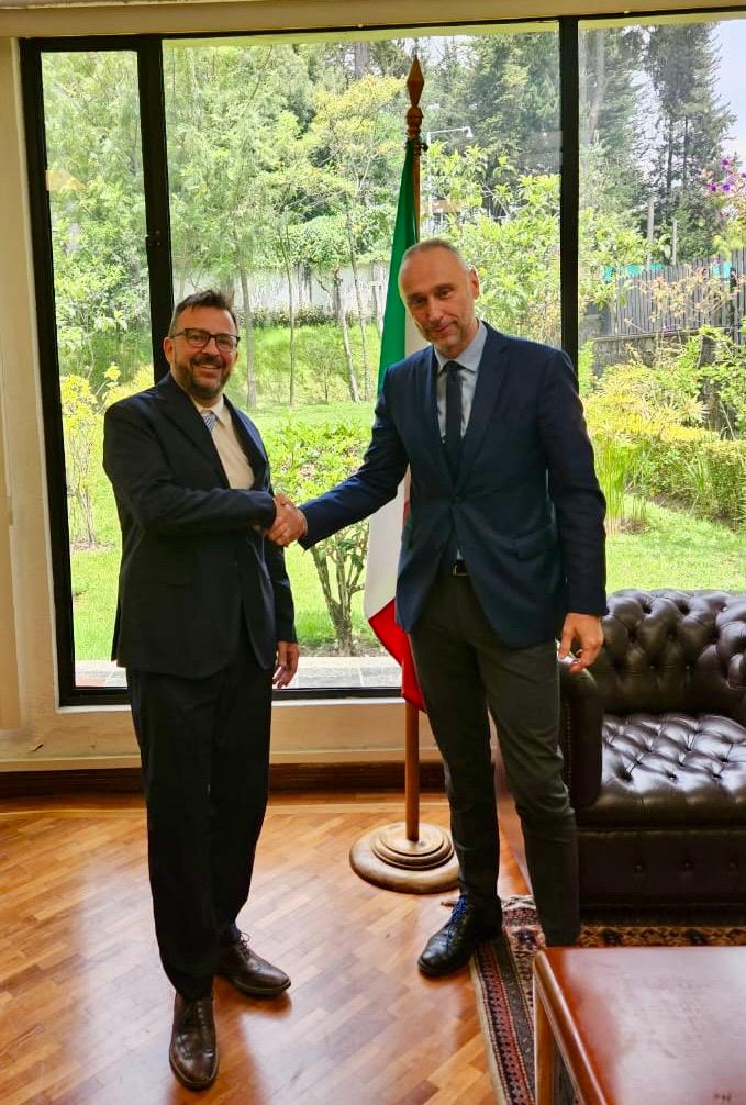 ItalyinEcuador's tweet photo. El Embajador @giovadavoli recibió al Presidente del COMITES, señor Salvatore Foti, enfatizando que el compromiso hacia los conciudadanos italianos 🇮🇹 es una prioridad de esta misión diplomática https://t.co/hCeQGUJ3Gr
