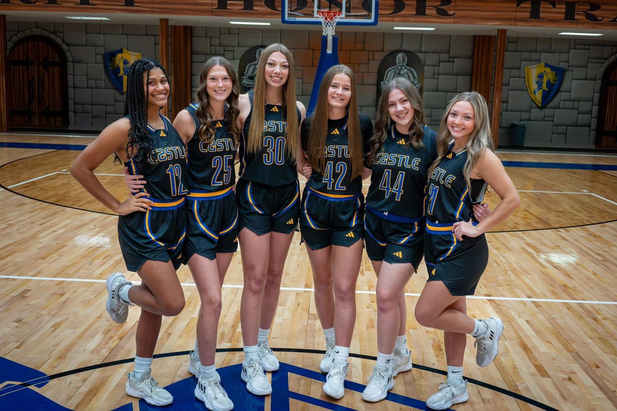 CastleGBasketb1's tweet photo. Thank you, Seniors! We are incredibly proud of you. 🫶🏻 https://t.co/jhpItWrtWZ