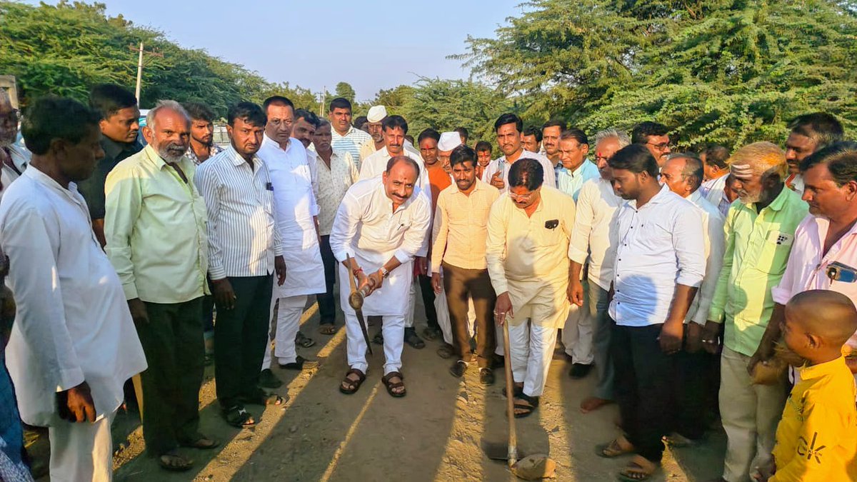 Kalyanshetti_S's tweet photo. दुधनी भागात रस्ता सुधारणा कामांचे भूमिपूजन...

दुधनी भागातील दोन दशकातील रस्त्याचे अनुशेष भरून काढण्यासाठी मी कटिबद्ध असून बबलाद ते आंदेवाडी ज. या २.५०० किमीच्या आणि बबलाद (परमानंद तांडा) ते माशाळ या २.२०० किमी लांबीच्या रस्ता सुधारणा कामाचे भूमिपूजन केले. सदर कामासाठी आपल्या पाठपुराव्याने २ कोटी रूपयांचा निधी उपलब्ध झाला आहे. दोन्ही विकासकामे दर्जेदार आणि वेळेत करण्याच्या सूचना संबंधितांना दिल्या आहेत.

दुधनी भागातील लहान-मोठा एकही रस्ता बांधणी, दुरुस्तीपासून वंचित राहणार नाही अशी ग्वाही यावेळी उपस्थितांना दिली

यावेळी तालुका अध्यक्ष श्री. मोतीराम राठोड, श्री. भैय्या कुलकर्णी, श्री. प्रकाश कुलकर्णी, श्री. शिकशारण लकाबशेट्टी, श्री. मल्लिनाथ पाटील, श्री. रमेश रोडगे, श्री. मधू पुजारी, श्री. चंद्रकांत देगाव, श्री. बसवराज अजगुंड, श्री. महादेव चव्हाण, श्री. रामचंद्र कारभरी, श्री. सिताराम नाईक, श्री. जगदेवप्पा तळवार, श्री. संजय मद्दी, श्री. वसंत सुतार, श्री. इरणा रोडगे, श्री. विजयकुमार राठोड, श्री. श्रीमंत बिराजदार, श्री. मल्लिकार्जुन झळकी, श्री. अनिल जमादार, श्री. नागनाथ कलशेट्टी, श्री. शिवपुत्र फुलारी, श्री. राजशेखर बिराजदार, श्री. चंद्रकांत कलमनी, श्री. नबीलाल मुजावर, श्री. शिवपुत्र जमादार, श्री. सिद्राम जमादार, श्री. सुनील जमादार, श्री. गुंडू बिराजदार, श्रीमंत बिराजदार, श्री. रमेश धोडमनी यांच्यांसह आदेवाडी, बबलाद, चिंचोळी पंचक्रोशीतील आदी गावचे नागरिक उपस्थित होते.

#अक्कलकोट #विधानसभा #AkkalKot #VidhanSabha #BJP #भाजपा #दुधनी #Dudhani

@Dev_Fadnavis 
@cbawankule 
@ChDadaPatil 
@BJP4Maharashtra