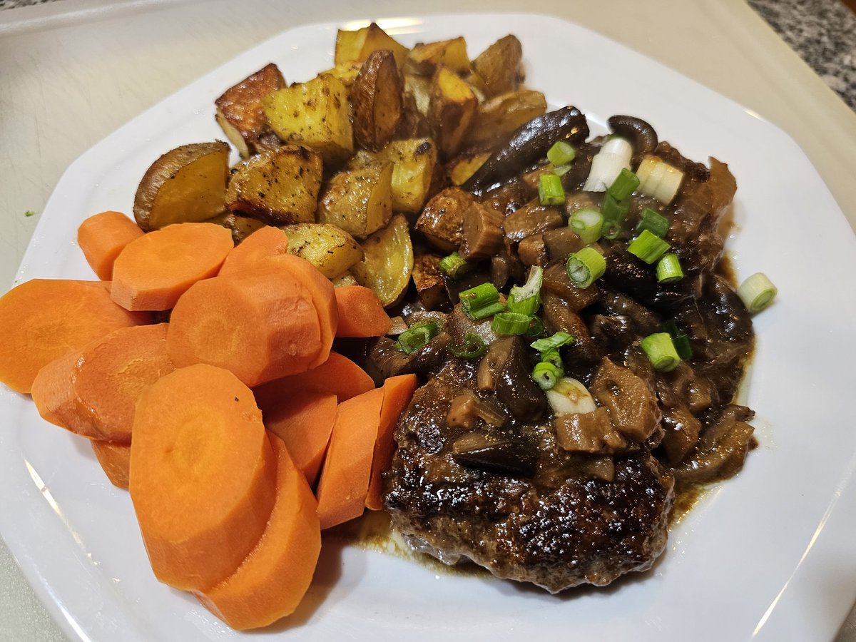 TheGlassPantry's tweet photo. Venison Salisbury Steak with #honeymushroom gravy, roasted potatoes, and steamed carrots. ๐ฅฐ https://t.co/ikCp2p7U1W