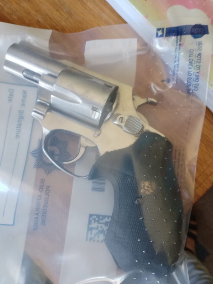 #sapsMP Once more, #PartnershipPolicing between #SAPS and #RuralSafety members yielded success with the swift arrest of 4 suspects,  aged between 28 and 48, following a robbery at a post office in Wakkerstroom on Friday, 02/02 at around  09:10. Vehicles and firearm seized, cash