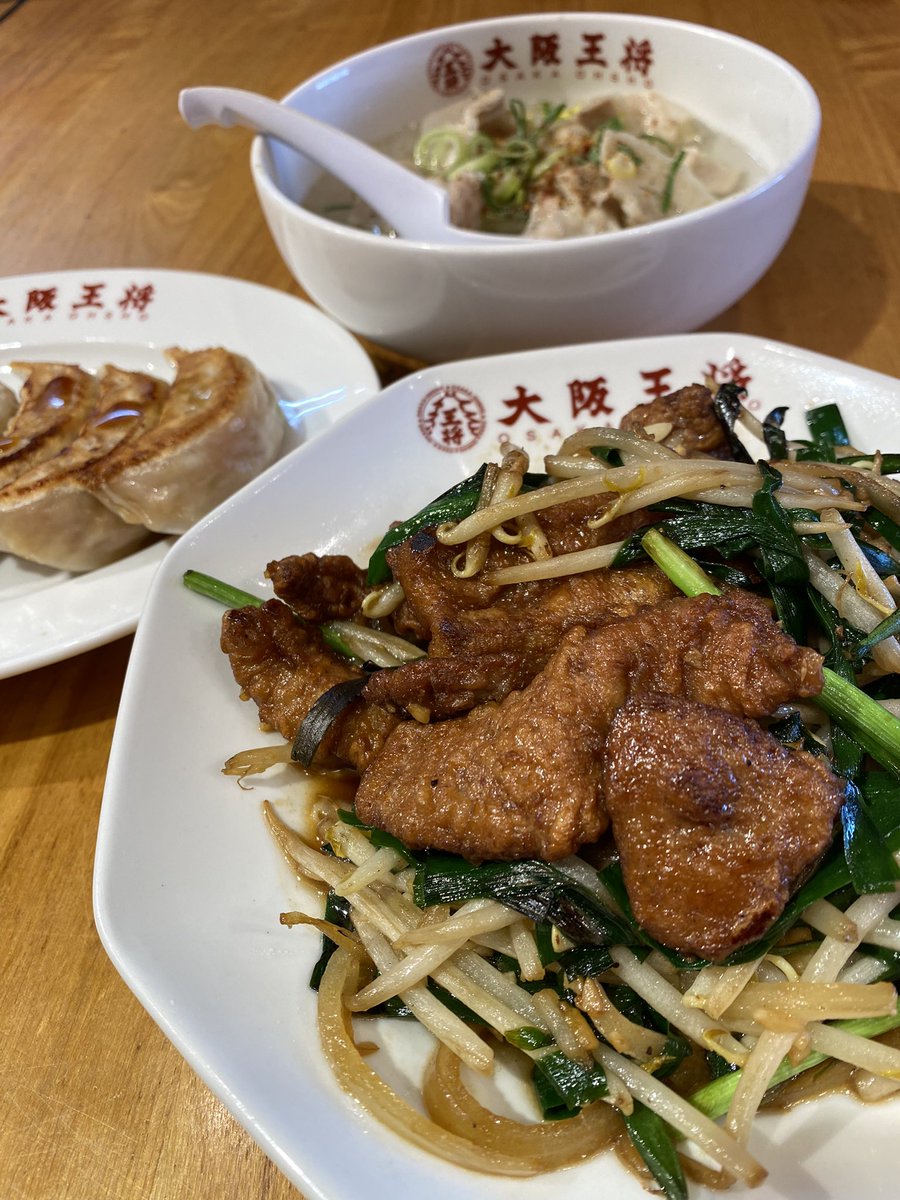 jack_86727's tweet photo. こんにちは😃
今日のまかない飯です😊
今日の餃子🥟
レバニラ炒め、豚バラ肉と大根のスープです😊 https://t.co/1fQManpwuR