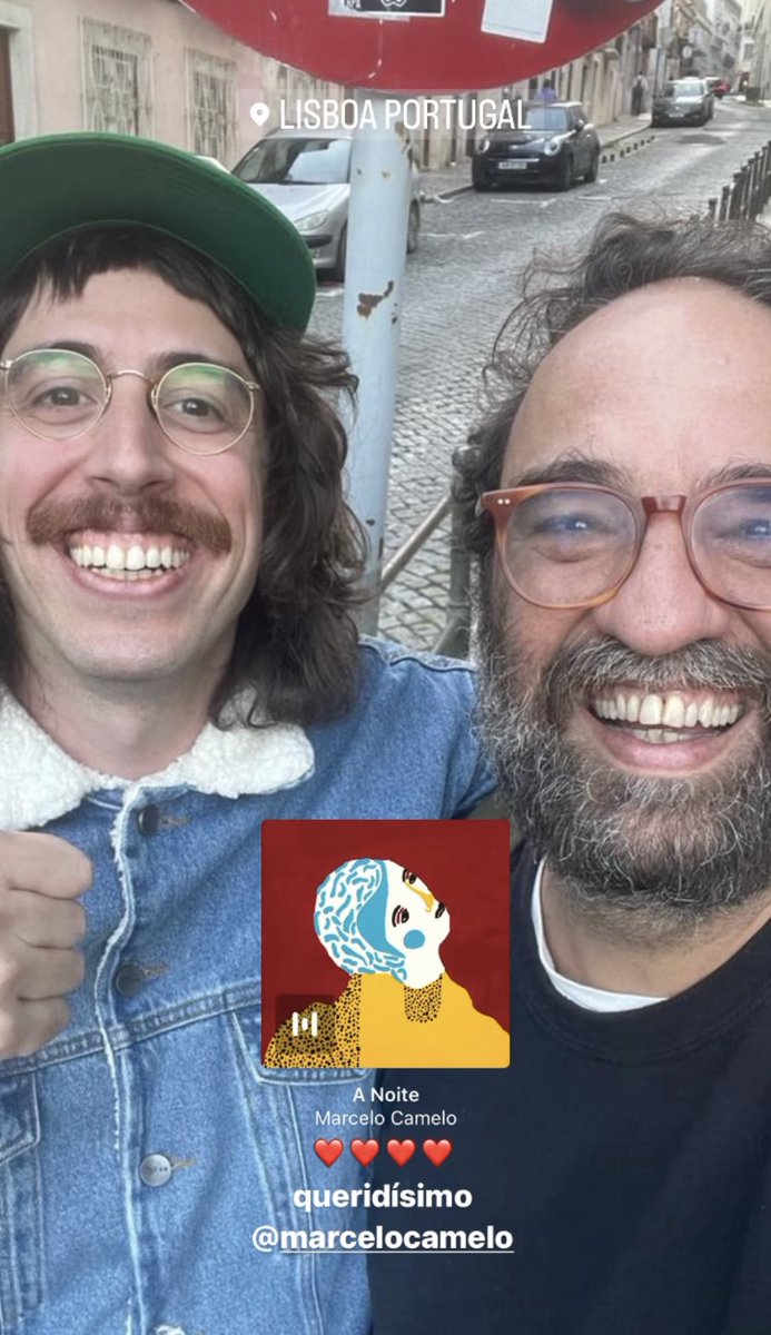 acervodotim's tweet photo. 🚨PESADO: Tim Bernardes encontra ninguém menos que Marcelo Camelo nas ruas de Lisboa. apague uns aplicativos do seu telefone porque essa foto vai ser pesada de carregar. https://t.co/3hV9a8prl7