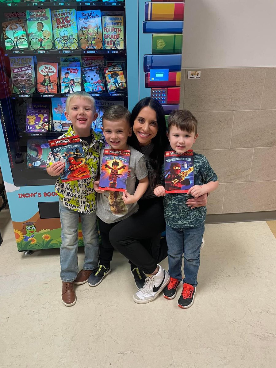 silvercreekazle's tweet photo. Inchy the Bookworm Vending Machine token earners! Our #SCCHAMPS demonstrate remarkable leadership qualities &amp; exhibit exemplary behavior. Their dedication &amp; positive influence make a difference at SC. We love nurturing their talents &amp; guiding them towards even greater heights! 🥳 https://t.co/w303PsF11N