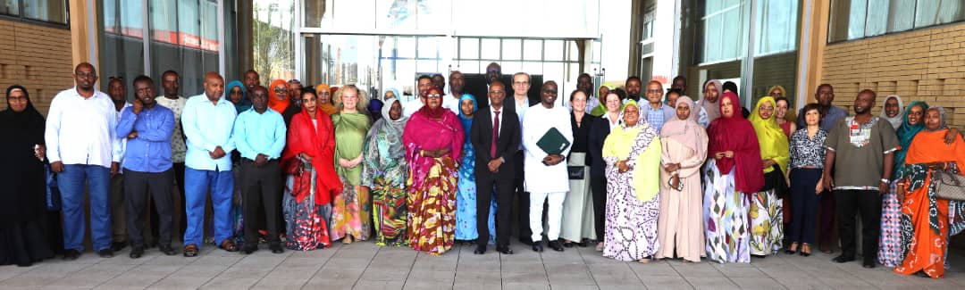 BeateDastel's tweet photo. Félicitations à l'équipe &amp; aux partenaires de HEM @RoblehDr @MinSantedj pour la stratégie de santé communautaire de Djibouti, en mettant l'accent sur la santé maternelle et infantile
#PourChaqueEnfant
@Gavi
@Banquemondiale
@GlobalFund
@UNICEFDjibouti
@WHODjibouti
@FranceaDjibouti https://t.co/sxo7rWVkhh