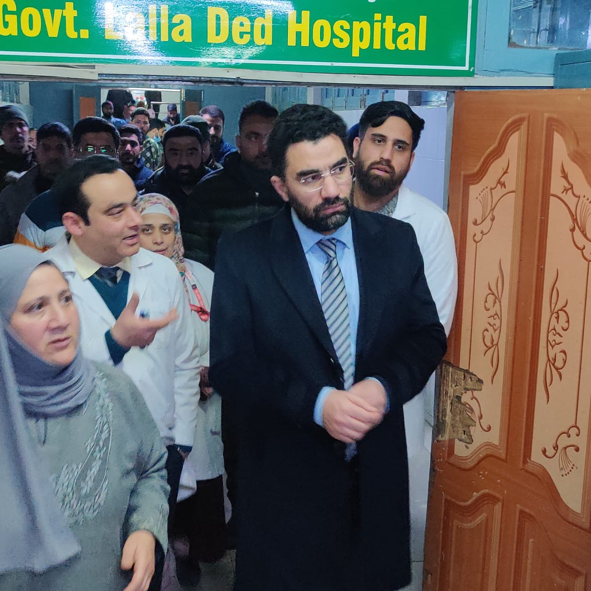 RisingKashmir's tweet photo. #Secyhealth conducts late night visit to #LDHospital
@SyedAbidShah @diprjk @HealthMedicalE1 @OfficeOfLGJandK
https://t.co/DLyIfgBNR3 https://t.co/X3zTXUIqVL