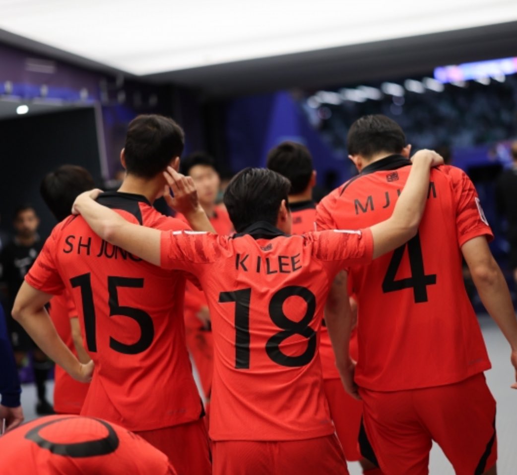 키도 제일 쪼꾸만게 기어코 어깨동무하는게 너무웃김 ㅜㅜ