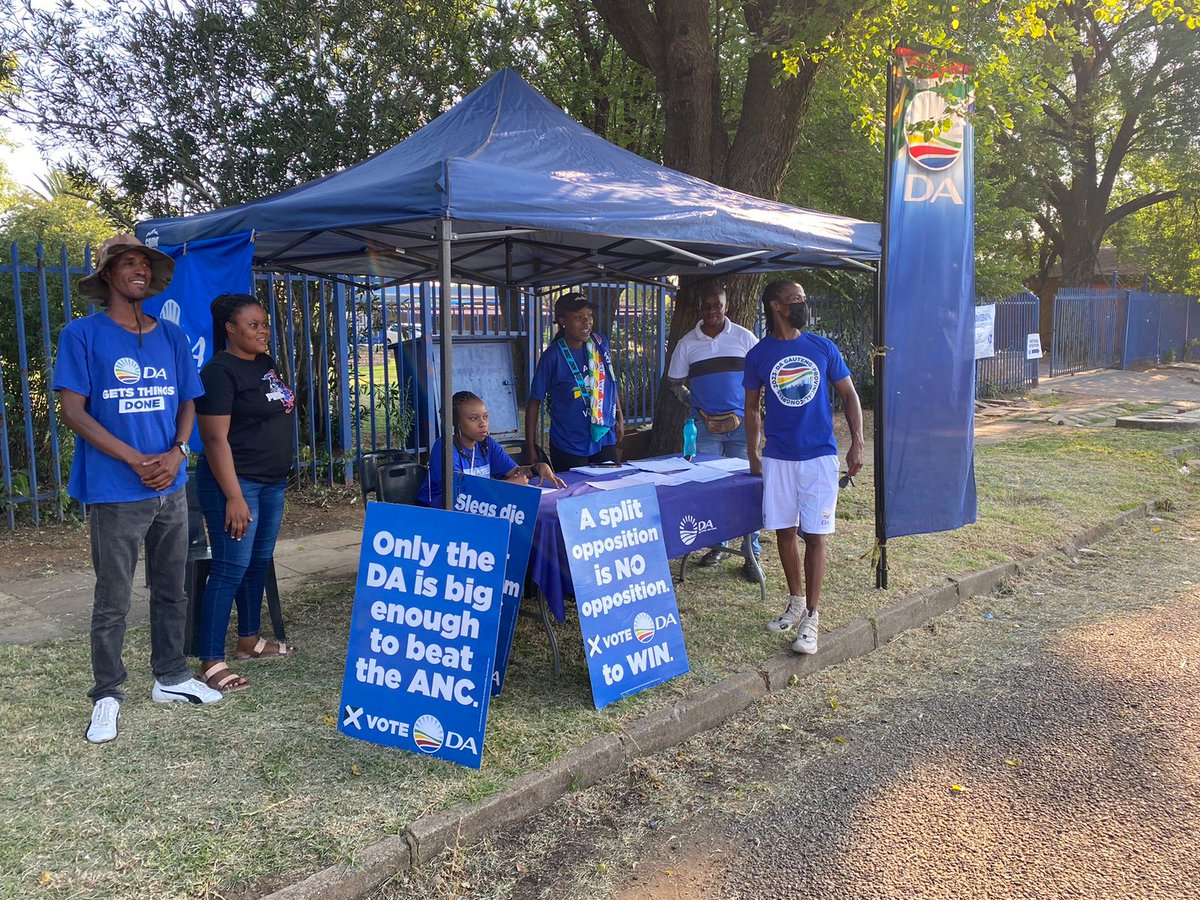 DennisRyderDA's tweet image. Our POWERHOUSE TEAM from ward 15 Emfuleni witha vision to #RescueSA.  Join them and come out to #RegisterToVoteDA