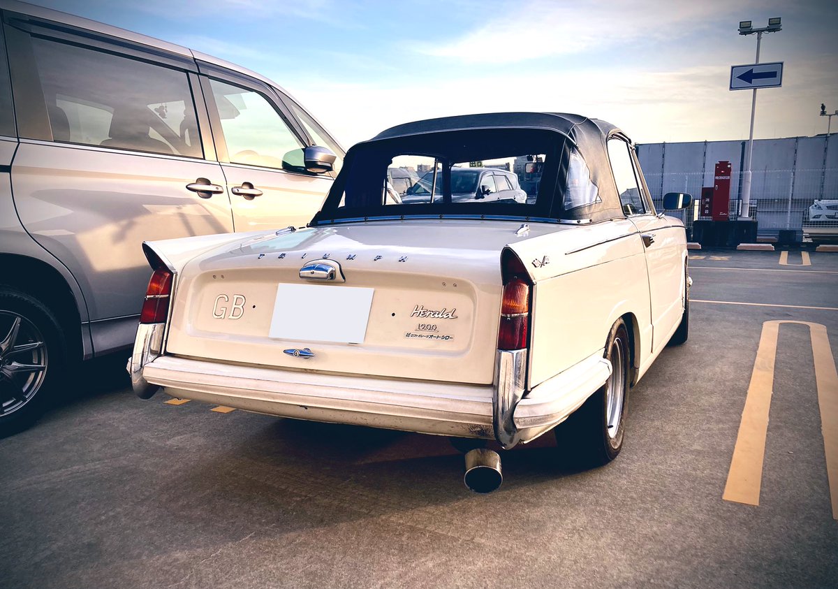 day_too_soon's tweet photo. TRIUMPH Herald 1200
初めてみました!オーケー 王子船堀店屋上駐車場🅿️
#triumph #okstore https://t.co/YZ7s215XTa