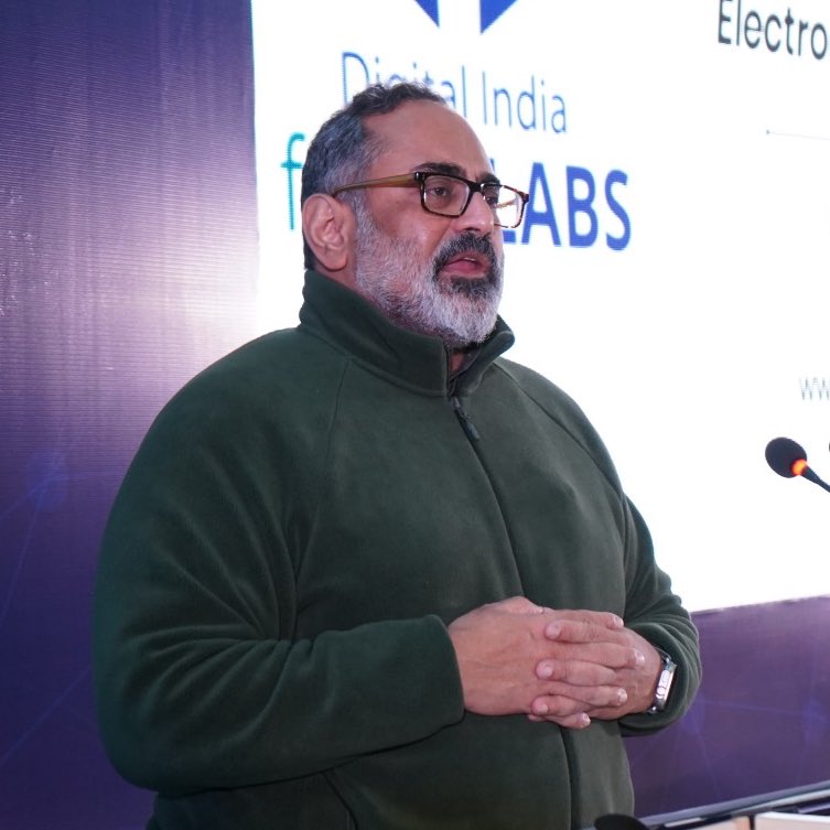 _DigitalIndia's tweet image. Highlights of the address by Hon&apos;ble MoS @Rajeev_GoI at the launch of Digital India #futureLABS 

✅ Electronisation is getting into use cases that were absolutely unbelievable just 5-7 years ago!

✅ Whether it is automotive, industrial, IoT, strategic electronics, compute or…