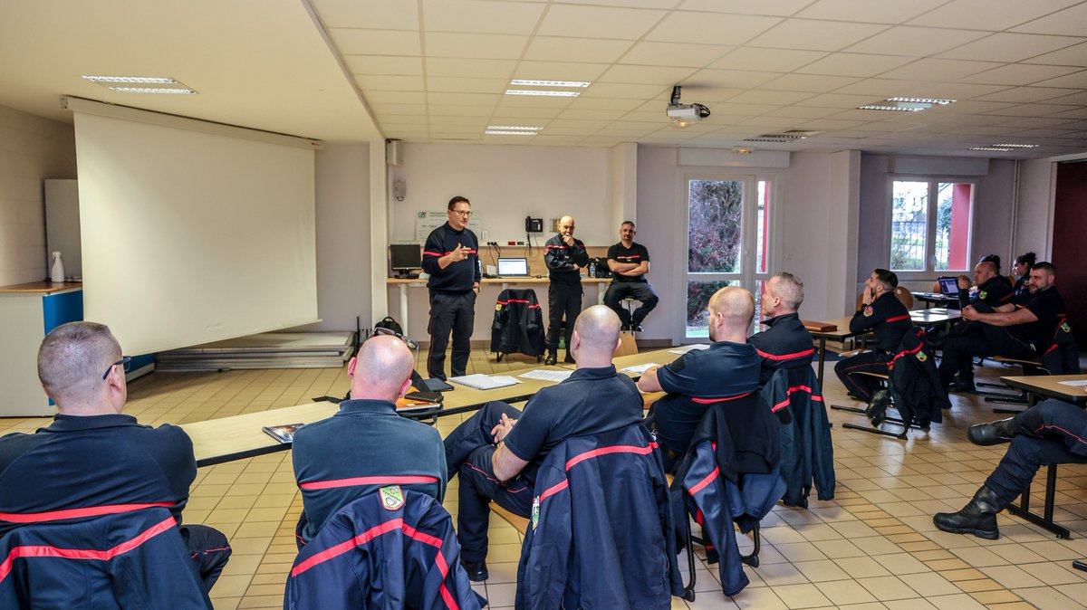 sdis08's tweet photo. Pendant 1 semaine, les #ForAcc ont réalisé leur FMPA lors des tests pour les chefs d'agrès 1 équipe et tout engin. C'est quoi un ForAcc ?
Le FORmateur-ACCompagnateur exerce une activité de formation et d’accompagnement d’apprenants au sein
du #sdis08. @Prefet08 @ardennescd08 https://t.co/NtHoNDEApg