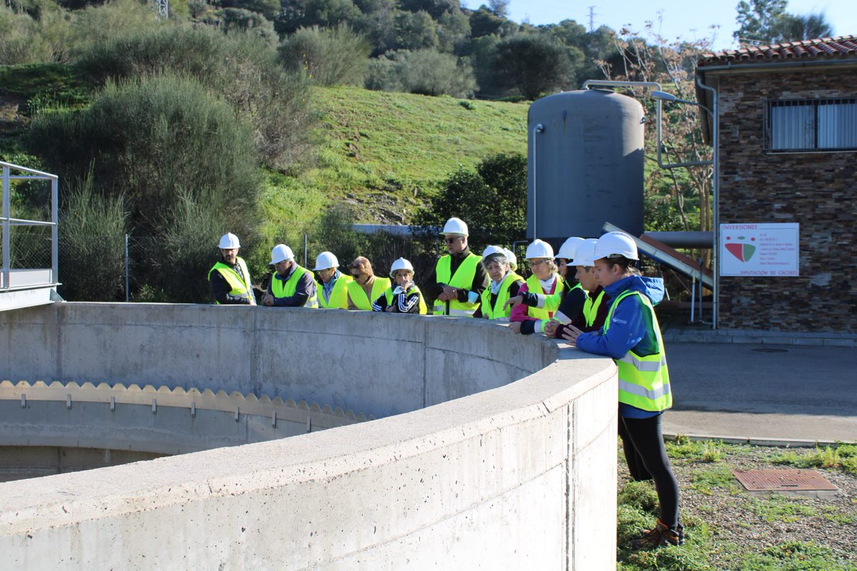 🏞️Los usuarios visitaron las instalaciones y pudieron aprender el sistema del funcionamiento de la instalación y visitando los diferentes elementos de la planta.