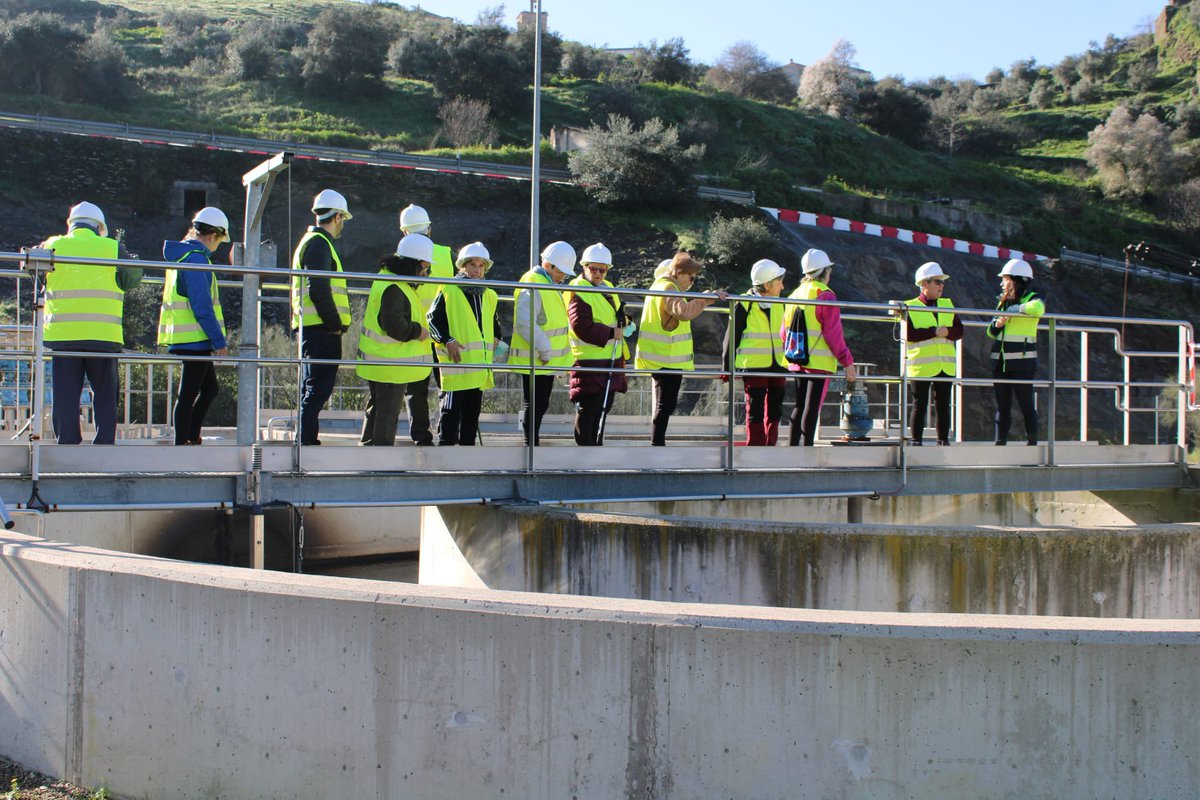 🏡Visita a la Estación de Aguas Depuradoras de Aguas Residuales (EDAR) de #Alcántara con los usuarios del Centro Mayores de Alcántara

💧La actividad se desarrolló en la EDAR Alcántara con un técnico responsable del Consorcio <a href="/medio_mas/">MásMedio Cáceres</a> de <a href="/DiputacionCC/">DiputacionCC</a> y un técnico de #Aquanex