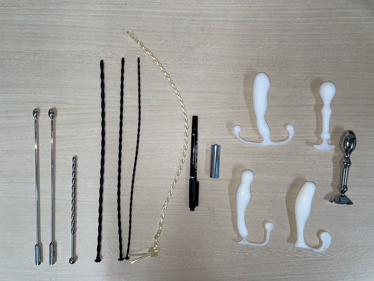 enedrycom's tweet photo. 私の持っているアナルオナニーグッズの一部。大きさ比較のためにマッキーと単三電池を置いてみました。
アネロス（エネマグラ）EX、アネ���スユーホー、ペリダイス、アネロステンポ。あとは尿道から入れる用の棒「メタルアンカー」という、商品名なのかな？そして手作り尿道入れる用ゴム☺️ https://t.co/4u51GWwpw5