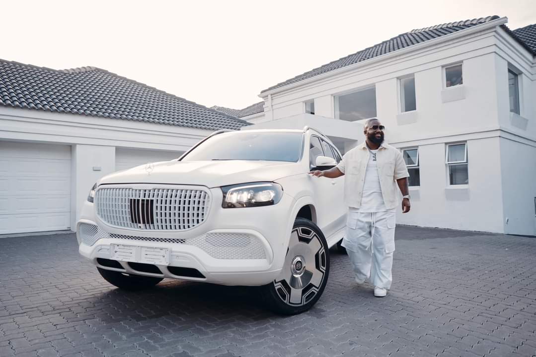 Paperlistic's tweet photo. "Hate It or Love It, the underdog's on top And I'm gon' shine, homie, until my heart stop Go 'head envy me, I'm rap's M.V.P And I ain't going nowhere, so you can get to know me"
@casspernyovest ladies and gentlemen. #Inspired https://t.co/wB1Zo8Q8LD