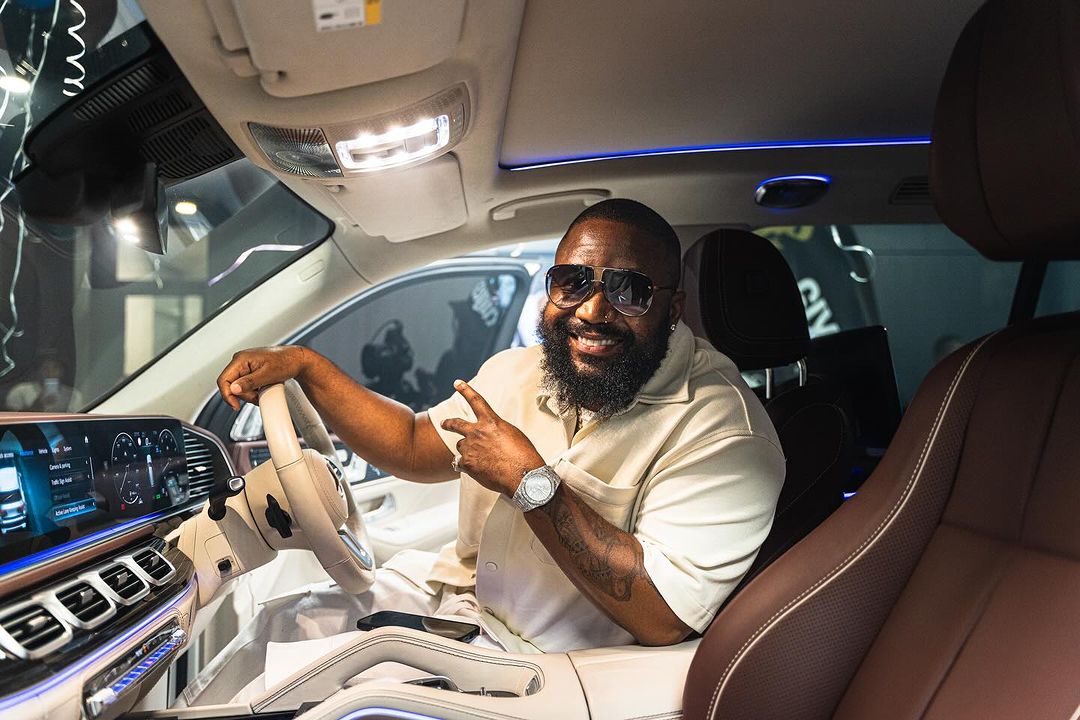 Paperlistic's tweet photo. "Hate It or Love It, the underdog's on top And I'm gon' shine, homie, until my heart stop Go 'head envy me, I'm rap's M.V.P And I ain't going nowhere, so you can get to know me"
@casspernyovest ladies and gentlemen. #Inspired https://t.co/wB1Zo8Q8LD