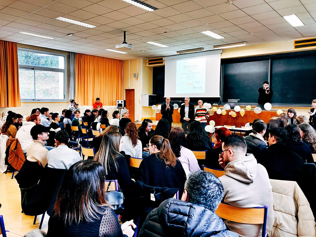 Code_CodeC's tweet image. Et encore une très belle remise des diplômes de la licence infocom du @clsh_nancy de l’@Univ_Lorraine. Avec @snowakowski  #infocom #diplomés