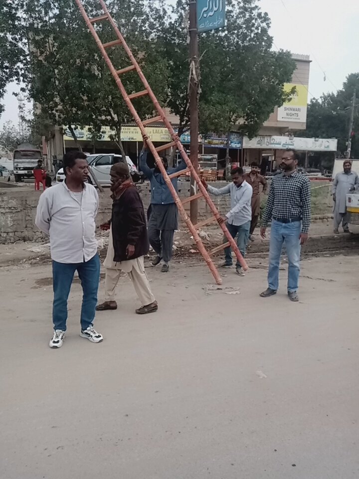 informationsft's tweet photo. الیکشن کمیشن کے حکم پر شاہ فیصل ٹاؤن کا عملہ ویٹا چورنگی سے خٹک پیٹرول پمپ تک سیاسی جماعت کے  پینافلیکس اتارے جا رہے ہیں جس میں پی ایس 91 کے مانیٹنگ افیسر وقاراحمد اور ڈائریکٹر ایل ٹی ار اپنے عملے کے ساتھ موجود ہیں ایم اینڈ ای کا عملہ بھی موجود ہے جبکہ علاقہ پولیس بھی موجود ہے https://t.co/ZVYS1LpNUa