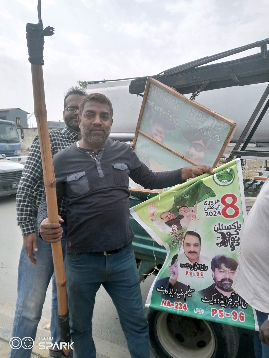 informationsft's tweet photo. الیکشن کمیشن کے حکم پر شاہ فیصل ٹاؤن کا عملہ ویٹا چورنگی سے خٹک پیٹرول پمپ تک سیاسی جماعت کے  پینافلیکس اتارے جا رہے ہیں جس میں پی ایس 91 کے مانیٹنگ افیسر وقاراحمد اور ڈائریکٹر ایل ٹی ار اپنے عملے کے ساتھ موجود ہیں ایم اینڈ ای کا عملہ بھی موجود ہے جبکہ علاقہ پولیس بھی موجود ہے https://t.co/ZVYS1LpNUa