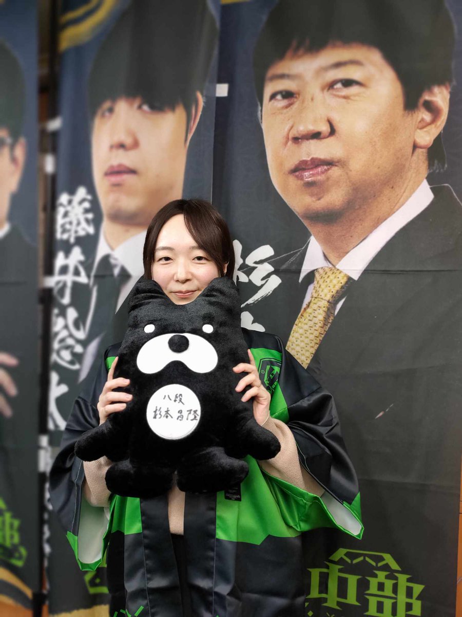 Shogi_ABEMA's tweet photo. ◥◣#ABEMA地域対抗戦◢◤
ただいま放送中！

#室田伊緒 女流二段と、
#杉本昌隆 監督サイン入りアベマくん🧸

https://t.co/DwjAtmBNz9

#チーム中部 https://t.co/CO5V7G1WsA