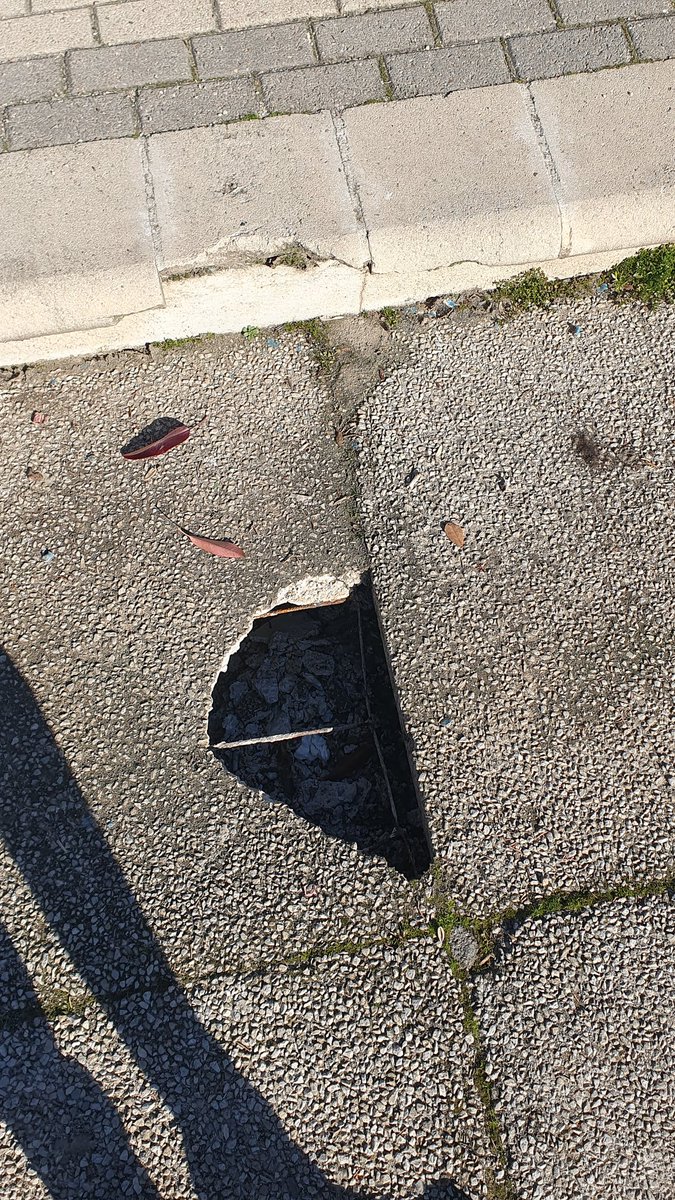 alejandroRMgti's tweet photo. @AytoFuenlabrada @PoliciaFuenla esto es un peligro https://t.co/t74XikE6VQ