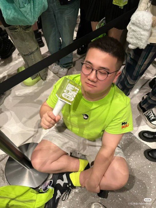 nct_menfess's tweet image. FANBOY NYAAA TIWAY 😍 💚

nct!