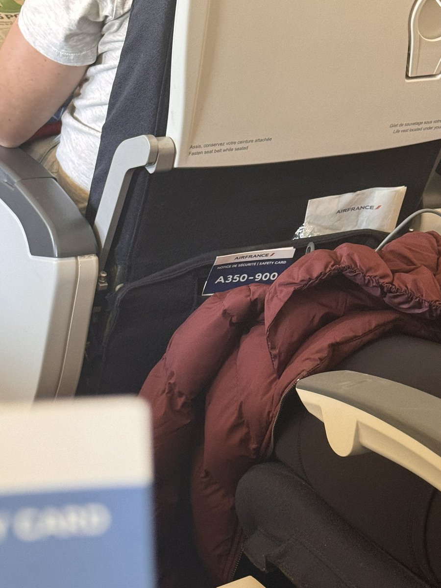 duggi's tweet photo. @airfrance @airfrance the seat across the aisle has a safety card for a completely wrong type of plane! https://t.co/4wyYdyviFp
